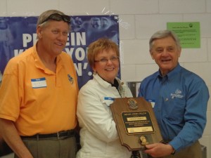 PID Bruce Schwartz presents PDG Pat Vannett with Melvin Jones Fellowship from District 5NW.